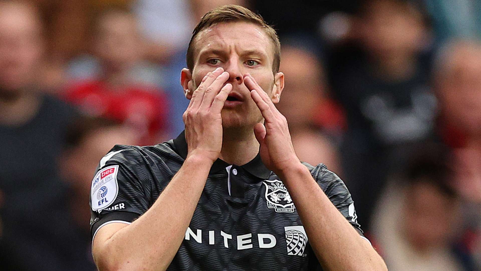 低他们在场 低他们在场